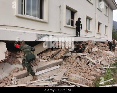 220905 -- BEIJING, 5 septembre 2022 -- des sauveteurs recherchent des survivants dans la ville de Moxi, dans le comté de Luding, dans le sud-ouest de la Chine, province du Sichuan, 5 septembre 2022. Un tremblement de terre de magnitude 6,8 a secoué lundi la province du Sichuan du sud-ouest de la Chine, faisant au moins 21 morts et plus de 30 blessés, causant des dommages aux infrastructures, telles que l approvisionnement en eau et en électricité, les transports et les télécommunications. Photo de /Xinhua CHINA-SICHUAN-EARTHQUAKE-RESCUECN SongxKelin PUBLICATIONxNOTxINxCHN Banque D'Images