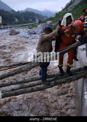 220905 -- LUDING, 5 septembre 2022 -- des sauveteurs transfèrent des survivants dans la ville de Moxi, dans le comté de Luding, dans le sud-ouest de la Chine, province du Sichuan, 5 septembre 2022. Un tremblement de terre de magnitude 6,8 a secoué lundi la province du Sichuan du sud-ouest de la Chine, faisant au moins 21 morts et plus de 30 blessés, causant des dommages aux infrastructures, telles que l approvisionnement en eau et en électricité, les transports et les télécommunications. Photo de /Xinhua CHINA-SICHUAN-EARTHQUAKE CN ChengxXueli PUBLICATIONxNOTxINxCHN Banque D'Images