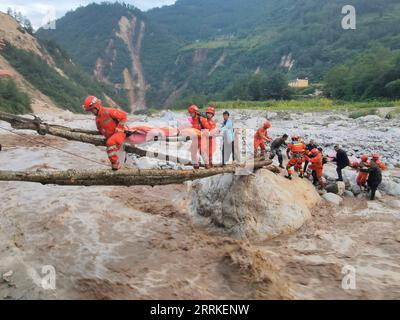 Actualités Bilder des Tages 220905 -- PÉKIN, 5 septembre 2022 -- des sauveteurs transfèrent des survivants dans la ville de Moxi, dans le comté de Luding, dans le sud-ouest de la Chine, province du Sichuan, 5 septembre 2022. Un tremblement de terre de magnitude 6,8 a secoué lundi la province du Sichuan du sud-ouest de la Chine, faisant au moins 21 morts et plus de 30 blessés, causant des dommages aux infrastructures, telles que l approvisionnement en eau et en électricité, les transports et les télécommunications. Photo de /Xinhua CHINA-SICHUAN-EARTHQUAKE-RESCUECN HongxFule PUBLICATIONxNOTxINxCHN Banque D'Images