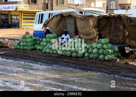 220905 -- KHARTOUM, le 5 septembre 2022 -- des vendeurs vendent des pastèques sur le bord de la route à Khartoum, Soudan, le 5 septembre 2022. Photo de /Xinhua SUDAN-KHARTOUM-VENDEUR DE FRUITS MohamedxKhidir PUBLICATIONxNOTxINxCHN Banque D'Images