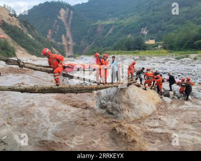 220905 -- PÉKIN, le 5 septembre 2022 -- des sauveteurs transfèrent des survivants dans la ville de Moxi, dans le comté de Luding, dans le sud-ouest de la Chine, province du Sichuan, le 5 septembre 2022. Un tremblement de terre de magnitude 6,8 a secoué lundi la province du Sichuan du sud-ouest de la Chine, faisant au moins 21 morts et plus de 30 blessés, causant des dommages aux infrastructures, telles que l approvisionnement en eau et en électricité, les transports et les télécommunications. Photo de /Xinhua CHINA-SICHUAN-EARTHQUAKE-RESCUECN HongxFule PUBLICATIONxNOTxINxCHN Banque D'Images