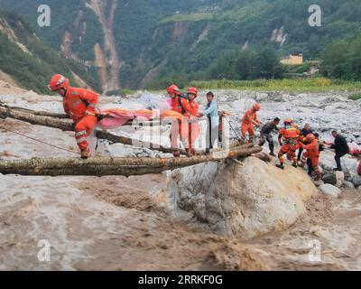 220905 -- PÉKIN, le 5 septembre 2022 -- des sauveteurs transfèrent des survivants dans la ville de Moxi, dans le comté de Luding, dans le sud-ouest de la Chine, province du Sichuan, le 5 septembre 2022. Un tremblement de terre de magnitude 6,8 a secoué lundi la province du Sichuan du sud-ouest de la Chine, faisant au moins 21 morts et plus de 30 blessés, causant des dommages aux infrastructures, telles que l approvisionnement en eau et en électricité, les transports et les télécommunications. Photo de /Xinhua CHINA-SICHUAN-EARTHQUAKE-RESCUECN HongxFule PUBLICATIONxNOTxINxCHN Banque D'Images