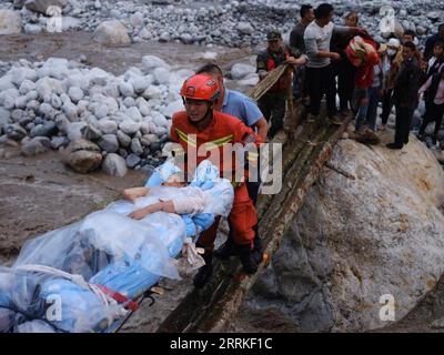 220905 -- LUDING, 5 septembre 2022 -- des sauveteurs transfèrent des survivants dans la ville de Moxi, dans le comté de Luding, dans le sud-ouest de la Chine, province du Sichuan, 5 septembre 2022. Un tremblement de terre de magnitude 6,8 a secoué lundi la province du Sichuan du sud-ouest de la Chine, faisant au moins 21 morts et plus de 30 blessés, causant des dommages aux infrastructures, telles que l approvisionnement en eau et en électricité, les transports et les télécommunications. Photo de /Xinhua CHINA-SICHUAN-EARTHQUAKE CN ChengxXueli PUBLICATIONxNOTxINxCHN Banque D'Images