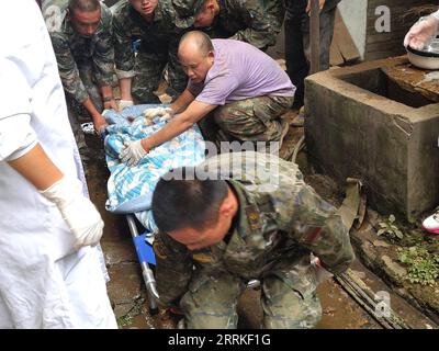 220905 -- BEIJING, le 5 septembre 2022 -- des sauveteurs transfèrent des survivants dans le comté de Shimian, dans la province du Sichuan du sud-ouest de la Chine, le 5 septembre 2022. Un tremblement de terre de magnitude 6,8 a secoué lundi la province du Sichuan du sud-ouest de la Chine, faisant au moins 21 morts et plus de 30 blessés, causant des dommages aux infrastructures, telles que l approvisionnement en eau et en électricité, les transports et les télécommunications. Photo de /Xinhua CHINA-SICHUAN-EARTHQUAKE-RESCUECN HexHongcen PUBLICATIONxNOTxINxCHN Banque D'Images