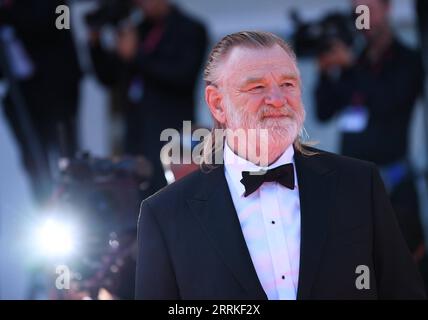 220906 -- VENISE, 6 septembre 2022 -- l'acteur Brendan Gleeson pose sur le tapis rouge pour la première du film les Banshees d'Inisherin lors du 79e Festival international du film de Venise à Venise, Italie, le 5 septembre 2022. ITALIE-VENISE-79E VENISE INT L FILM FESTIVAL JINXMAMENGNI PUBLICATIONXNOTXINXCHN Banque D'Images