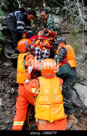 220906 -- MOXI, 6 septembre 2022 -- des sauveteurs transfèrent un villageois blessé du village de Wandong de la ville de Detuo dans le comté de Luding, province du Sichuan au sud-ouest de la Chine, le 6 septembre 2022. Un total de 66 personnes ont été tuées dans un tremblement de terre de magnitude 6,8 qui a secoué lundi le comté de Luding, dans la province du Sichuan, dans le sud-ouest de la Chine, ont déclaré mardi les autorités locales. Mardi 2 heures, 38 personnes avaient été tuées dans la préfecture autonome tibétaine de Ganzi, et les 28 autres sont mortes dans la ville de ya an, a déclaré le quartier général des secours lors d'un point de presse. CHINE-SICHUAN-SECOURS AUX VICTIMES DU TREMBLEMENT DE TERRE CN SHENXBOHAN PUBLICATIONXNOTX Banque D'Images