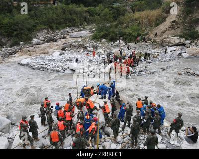 220906 -- CHENGDU, 6 septembre 2022 -- des sauveteurs construisent un pont reliant le village de Mozigou dans la ville de Moxi, dans le comté de Luding, dans le sud-ouest de la Chine, province du Sichuan, 6 septembre 2022. Plus de 2 700 militaires et policiers armés ont été dépêchés, à 5 heures mardi, pour aider à la réponse à la catastrophe après un tremblement de terre de magnitude 6,8 qui a frappé lundi le comté de Luding, dans la province du Sichuan, dans le sud-ouest de la Chine. Photo de /Xinhua CHINA-SICHUAN-SEARTHQUAKE-RELIEF EFFORTS CN YexXiaolong PUBLICATIONxNOTxINxCHN Banque D'Images