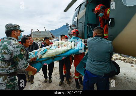 220906 -- MOXI, le 6 septembre 2022 -- des sauveteurs transfèrent un résident blessé évacué de la ville de Detuo, dans le comté de Luding, dans la province du Sichuan au sud-ouest de la Chine, le 6 septembre 2022. Un total de 66 personnes ont été tuées dans un tremblement de terre de magnitude 6,8 qui a secoué lundi le comté de Luding, dans la province du Sichuan, dans le sud-ouest de la Chine, ont déclaré mardi les autorités locales. Mardi 2 heures, 38 personnes avaient été tuées dans la préfecture autonome tibétaine de Ganzi, et les 28 autres sont mortes dans la ville de ya an, a déclaré le quartier général des secours lors d'un point de presse. CHINE-SICHUAN-SECOURS AUX VICTIMES DU TREMBLEMENT DE TERRE CN SHENXBOHAN PUBLICATIONXNOTXINXCHN Banque D'Images