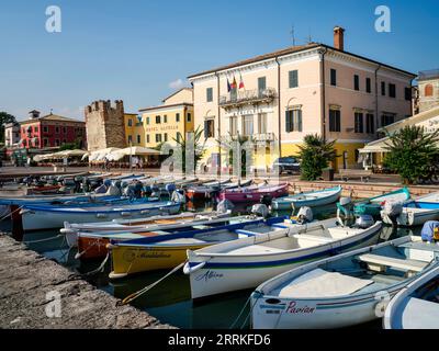 Bardolino sur la rive orientale du lac Grda. Banque D'Images