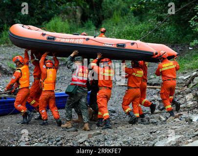 220906 -- MOXI, 6 septembre 2022 -- les sauveteurs se préparent à se rendre par bateau au village de Wandong de la ville de Detuo, dans le comté de Luding, dans la province du Sichuan, au sud-ouest de la Chine, le 6 septembre 2022. Un total de 66 personnes ont été tuées dans un tremblement de terre de magnitude 6,8 qui a secoué lundi le comté de Luding, dans la province du Sichuan, dans le sud-ouest de la Chine, ont déclaré mardi les autorités locales. Mardi 2 heures, 38 personnes avaient été tuées dans la préfecture autonome tibétaine de Ganzi, et les 28 autres sont mortes dans la ville de ya an, a déclaré le quartier général des secours lors d'un point de presse. CHINE-SICHUAN-SECOURS AUX VICTIMES DU TREMBLEMENT DE TERRE CN SHENXBOHAN PUBLICATIONXNOTXINXCHN Banque D'Images