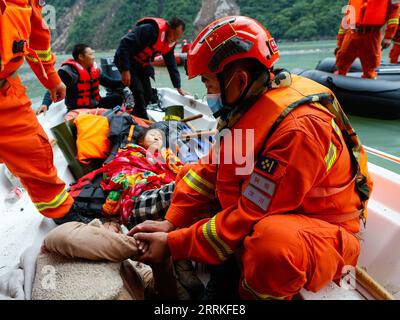 220906 -- MOXI, 6 septembre 2022 -- des sauveteurs transfèrent des villageois blessés évacués du village de Wandong de la ville de Detuo, dans le comté de Luding, province du Sichuan au sud-ouest de la Chine, le 6 septembre 2022. Un total de 66 personnes ont été tuées dans un tremblement de terre de magnitude 6,8 qui a secoué lundi le comté de Luding, dans la province du Sichuan, dans le sud-ouest de la Chine, ont déclaré mardi les autorités locales. Mardi 2 heures, 38 personnes avaient été tuées dans la préfecture autonome tibétaine de Ganzi, et les 28 autres sont mortes dans la ville de ya an, a déclaré le quartier général des secours lors d'un point de presse. CHINE-SICHUAN-SECOURS AUX VICTIMES DU TREMBLEMENT DE TERRE CN SHENXBOHAN PUBLICA Banque D'Images