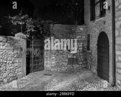 Malcesine, sur la rive est du lac de Garde. Banque D'Images