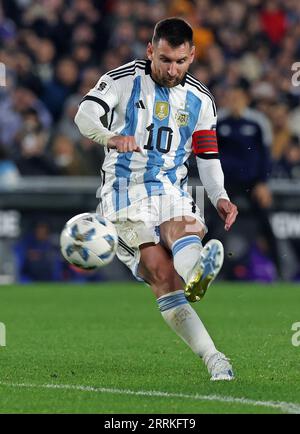 L'attaquant argentin Lionel Messi tire un coup franc pour marquer un but contre l'Équateur lors du match de qualification sud-américain pour la coupe du monde de la FIFA 2026 au stade Monumental de Buenos Aires le 7 septembre 2023. Banque D'Images