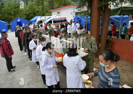 220906 -- CHENGDU, 6 septembre 2022 -- des vivres sont distribuées aux sauveteurs et aux résidents touchés par le séisme dans la ville de Moxi, dans le comté de Luding, dans le sud-ouest de la Chine, dans la province du Sichuan, le 6 septembre 2022. Plus de 2 700 militaires et policiers armés ont été dépêchés, à 5 heures mardi, pour aider à la réponse à la catastrophe après un tremblement de terre de magnitude 6,8 qui a frappé lundi le comté de Luding, dans la province du Sichuan, dans le sud-ouest de la Chine. Photo de /Xinhua CHINA-SICHUAN-SEARTHQUAKE-RELIEF EFFORTS CN RenxYun PUBLICATIONxNOTxINxCHN Banque D'Images