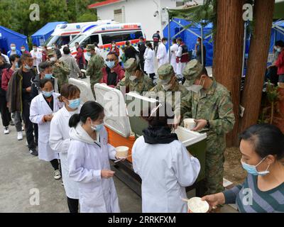 220906 -- CHENGDU, 6 septembre 2022 -- des vivres sont distribuées aux sauveteurs et aux résidents touchés par le séisme dans la ville de Moxi, dans le comté de Luding, dans le sud-ouest de la Chine, dans la province du Sichuan, le 6 septembre 2022. Plus de 2 700 militaires et policiers armés ont été dépêchés, à 5 heures mardi, pour aider à la réponse à la catastrophe après un tremblement de terre de magnitude 6,8 qui a frappé lundi le comté de Luding, dans la province du Sichuan, dans le sud-ouest de la Chine. Photo de /Xinhua CHINA-SICHUAN-SEARTHQUAKE-RELIEF EFFORTS CN RenxYun PUBLICATIONxNOTxINxCHN Banque D'Images