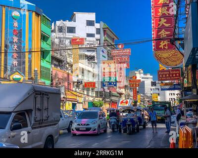 Yaowarat Road dans Chinatown, panneaux d'affichage, magasins, restaurants, hôtels, quartier de Samphanthawong, Bangkok, Thaïlande, Asie Banque D'Images
