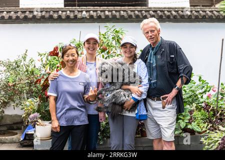 220908 -- DALI, 8 septembre 2022 -- Jos Van der Wiel pose pour des photos avec sa famille chez lui à Dali, dans la province du Yunnan du sud-ouest de la Chine, le 29 août 2022. Cela fait plus de 40 ans que Jos Van der Wiel est arrivé en Chine depuis les pays-Bas. Au fil des décennies, le Néerlandais a grandi en aimant organiser les touristes du monde entier pour voyager autour de la Chine à vélo. Au cours de ses tours à vélo, Jos a appris à bien connaître la Chine. Il a même compilé un guide de voyage en Chine, offrant un guide complet aux lecteurs néerlandais. En 2000, alors que Jos explorait de nouvelles routes pour des excursions à vélo dans la province du Yunnan du sud-ouest de la Chine, il rencontra la sienne Banque D'Images