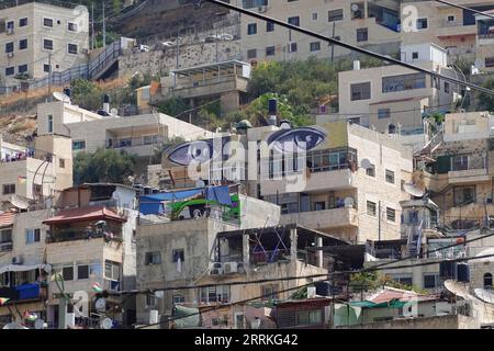 220907 -- JÉRUSALEM, 7 septembre 2022 -- une photo prise le 6 septembre 2022 montre une vue du quartier arabe de Silwan à Jérusalem-est. Un groupe d’artistes a rempli Silwan, une zone majoritairement arabe de Jérusalem-est, de peintures murales représentant de grands yeux grands ouverts pour protester contre la chasse des Arabes hors de leurs maisons. MIDEAST-JERUSALEM-SILWAN-MURALS WangxZhuolun PUBLICATIONxNOTxINxCHN Banque D'Images