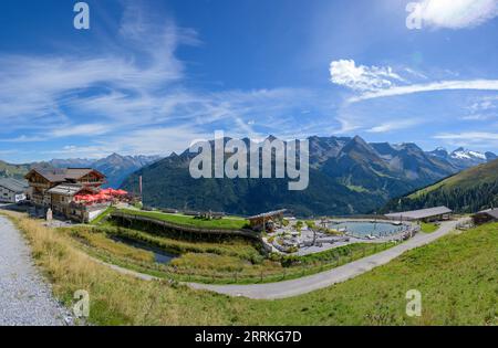 Autriche, Tyrol, Zillertal, maison d'hôtes de montagne Eggalm avec aire de jeux d'aventure. Banque D'Images