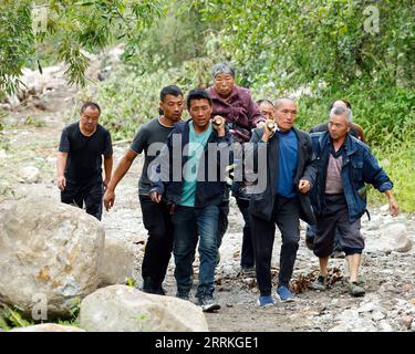 Actualités Bilder des Tages China, Erdbeben in Sichuan, Bergungsarbeiten 220908 -- MOXI, 8 septembre 2022 -- des personnes emmènent une personne blessée évacuée du village de Mozigou près de la ville de Moxi, dans le comté de Luding, dans le sud-ouest de la Chine, province du Sichuan, le 8 septembre 2022. Au total, 86 personnes ont été tuées et 35 sont toujours portées disparues après un tremblement de terre de magnitude 6,8 qui a secoué le comté de Luding dans la province du Sichuan lundi, ont déclaré jeudi les autorités locales. CHINE-SICHUAN-LUDING-TREMBLEMENT DE TERRE-SAUVETAGE CN SHENXBOHAN PUBLICATIONXNOTXINXCHN Banque D'Images