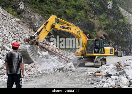 Chine, Erdbeben in Sichuan, Bergungsarbeiten 220908 -- SHIMIAN, 8 septembre 2022 -- des ouvriers réparent une route endommagée par un tremblement de terre menant au canton de Caoke dans le comté de Shimian, dans le sud-ouest de la Chine, province du Sichuan, 8 septembre 2022. Au total, 86 personnes ont été tuées et 35 sont toujours portées disparues après un tremblement de terre de magnitude 6,8 qui a secoué le comté de Luding dans la province du Sichuan lundi, ont déclaré jeudi les autorités locales. CHINE-SICHUAN-SHIMIAN-TREMBLEMENT DE TERRE-RÉPARATION DE ROUTE CN XUXBINGJIE PUBLICATIONXNOTXINXCHN Banque D'Images