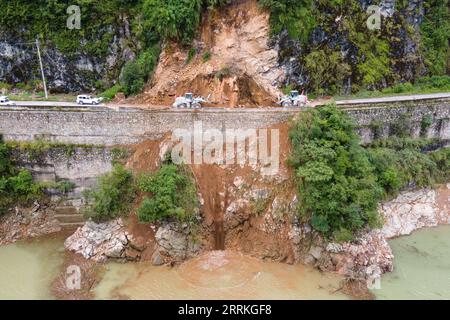 Chine, Erdbeben dans le Sichuan, Bergungsarbeiten 220908 -- SHIMIAN, 8 septembre 2022 -- une photo aérienne prise le 8 septembre 2022 montre des ouvriers qui réparent une route endommagée par un tremblement de terre entre le comté de Shimian et la ville de Detuo dans le comté de Luding, dans le sud-ouest de la province du Sichuan. Au total, 86 personnes ont été tuées et 35 sont toujours portées disparues après un tremblement de terre de magnitude 6,8 qui a secoué le comté de Luding dans la province du Sichuan lundi, ont déclaré jeudi les autorités locales. CHINE-SICHUAN-SHIMIAN-TREMBLEMENT DE TERRE-RÉPARATION DE ROUTE CN XUXBINGJIE PUBLICATIONXNOTXINXCHN Banque D'Images