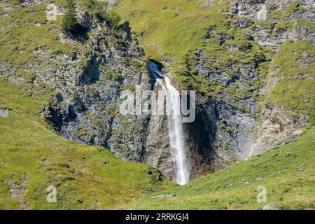 Autriche, Tyrol, Zillertal, Waserfall près de Hintertux. Banque D'Images