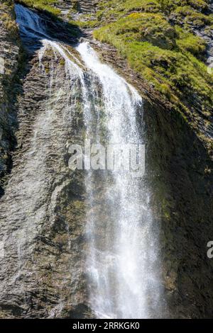 Autriche, Tyrol, Zillertal, Waserfall près de Hintertux. Banque D'Images