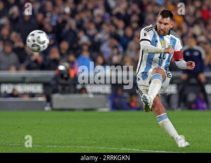 Buenos Aires, Argentine. 7 septembre 2023. L'attaquant argentin Lionel Messi tire un coup franc pour marquer un but contre l'Équateur lors du match de qualification sud-américain pour la coupe du monde de la FIFA 2026 au stade Monumental de Buenos Aires le 7 septembre 2023. Crédit : Alejandro Pagni/Alamy Live News Banque D'Images