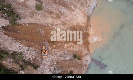 Chine, Erdbeben dans le Sichuan, Bergungsarbeiten 220908 -- SHIMIAN, 8 septembre 2022 -- une photo aérienne prise le 8 septembre 2022 montre des ouvriers qui réparent une route endommagée par un tremblement de terre entre le comté de Shimian et la ville de Detuo dans le comté de Luding, dans le sud-ouest de la province du Sichuan. Au total, 86 personnes ont été tuées et 35 sont toujours portées disparues après un tremblement de terre de magnitude 6,8 qui a secoué le comté de Luding dans la province du Sichuan lundi, ont déclaré jeudi les autorités locales. CHINE-SICHUAN-SHIMIAN-TREMBLEMENT DE TERRE-RÉPARATION DE ROUTE CN XUXBINGJIE PUBLICATIONXNOTXINXCHN Banque D'Images