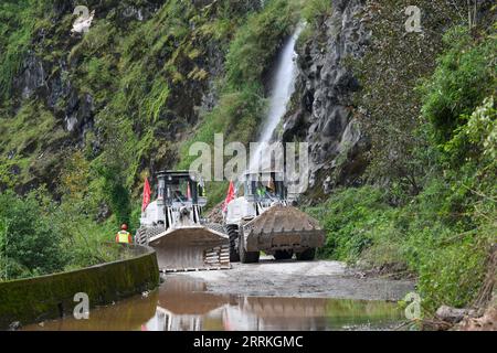 Chine, Erdbeben in Sichuan, Bergungsarbeiten 220908 -- SHIMIAN, 8 septembre 2022 -- des ouvriers réparent une route endommagée par un tremblement de terre entre le comté de Shimian et la ville de Detuo, dans le comté de Luding, dans le sud-ouest de la Chine, province du Sichuan, 8 septembre 2022. Au total, 86 personnes ont été tuées et 35 sont toujours portées disparues après un tremblement de terre de magnitude 6,8 qui a secoué le comté de Luding dans la province du Sichuan lundi, ont déclaré jeudi les autorités locales. CHINE-SICHUAN-SHIMIAN-TREMBLEMENT DE TERRE-RÉPARATION DE ROUTE CN XUXBINGJIE PUBLICATIONXNOTXINXCHN Banque D'Images