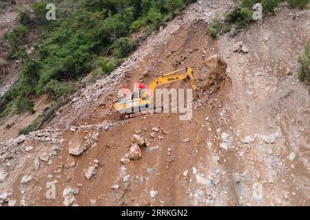 Chine, Erdbeben dans le Sichuan, Bergungsarbeiten 220908 -- SHIMIAN, 8 septembre 2022 -- une photo aérienne prise le 8 septembre 2022 montre des ouvriers qui réparent une route endommagée par un tremblement de terre entre le comté de Shimian et la ville de Detuo dans le comté de Luding, dans le sud-ouest de la province du Sichuan. Au total, 86 personnes ont été tuées et 35 sont toujours portées disparues après un tremblement de terre de magnitude 6,8 qui a secoué le comté de Luding dans la province du Sichuan lundi, ont déclaré jeudi les autorités locales. CHINE-SICHUAN-SHIMIAN-TREMBLEMENT DE TERRE-RÉPARATION DE ROUTE CN XUXBINGJIE PUBLICATIONXNOTXINXCHN Banque D'Images