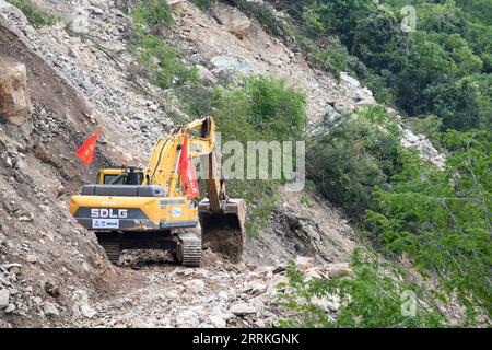 Chine, Erdbeben in Sichuan, Bergungsarbeiten 220908 -- SHIMIAN, 8 septembre 2022 -- des ouvriers réparent une route endommagée par un tremblement de terre entre le comté de Shimian et la ville de Detuo, dans le comté de Luding, dans le sud-ouest de la Chine, province du Sichuan, 8 septembre 2022. Au total, 86 personnes ont été tuées et 35 sont toujours portées disparues après un tremblement de terre de magnitude 6,8 qui a secoué le comté de Luding dans la province du Sichuan lundi, ont déclaré jeudi les autorités locales. CHINE-SICHUAN-SHIMIAN-TREMBLEMENT DE TERRE-RÉPARATION DE ROUTE CN XUXBINGJIE PUBLICATIONXNOTXINXCHN Banque D'Images