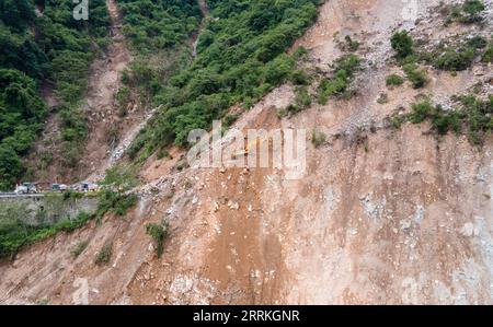 Chine, Erdbeben dans le Sichuan, Bergungsarbeiten 220908 -- SHIMIAN, 8 septembre 2022 -- une photo aérienne prise le 8 septembre 2022 montre des ouvriers qui réparent une route endommagée par un tremblement de terre entre le comté de Shimian et la ville de Detuo dans le comté de Luding, dans le sud-ouest de la province du Sichuan. Au total, 86 personnes ont été tuées et 35 sont toujours portées disparues après un tremblement de terre de magnitude 6,8 qui a secoué le comté de Luding dans la province du Sichuan lundi, ont déclaré jeudi les autorités locales. CHINE-SICHUAN-SHIMIAN-TREMBLEMENT DE TERRE-RÉPARATION DE ROUTE CN XUXBINGJIE PUBLICATIONXNOTXINXCHN Banque D'Images