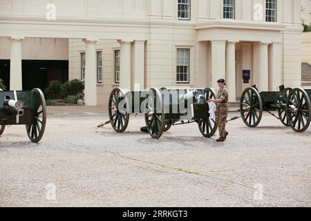 Londres, Royaume-Uni. 08 septembre 2023. Un soldat de la troupe royale de l'artillerie de cheval du roi nettoie les canons à Wellington Barracks après qu'ils aient été utilisés pour marquer le premier anniversaire de l'accession de sa Majesté le roi Charles III Crédit : Waldemar Sikora / Alamy Live News Banque D'Images