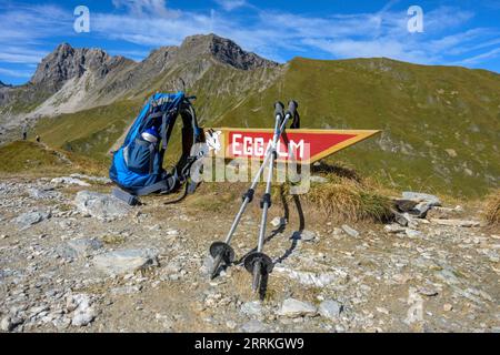 Autriche, Tyrol, Zillertal, panneau indiquant Eggalm avec ustensiles de randonnée. Banque D'Images