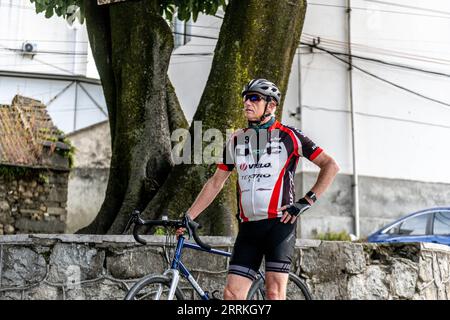 220908 -- DALI, 8 septembre 2022 -- Jos Van der Wiel repose dans un village de Dali, dans la province du Yunnan au sud-ouest de la Chine, le 29 août 2022. Cela fait plus de 40 ans que Jos Van der Wiel est arrivé en Chine depuis les pays-Bas. Au fil des décennies, le Néerlandais a grandi en aimant organiser les touristes du monde entier pour voyager autour de la Chine à vélo. Au cours de ses tours à vélo, Jos a appris à bien connaître la Chine. Il a même compilé un guide de voyage en Chine, offrant un guide complet aux lecteurs néerlandais. En 2000, alors que Jos explorait de nouvelles routes pour des excursions à vélo dans la province du Yunnan du sud-ouest de la Chine, il rencontra son épouse actuelle Huang Ji Banque D'Images