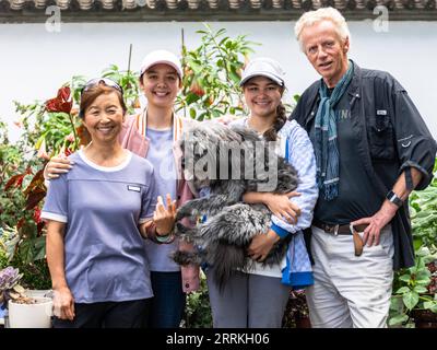 220908 -- DALI, 8 septembre 2022 -- Jos Van der Wiel pose pour des photos avec sa famille chez lui à Dali, dans la province du Yunnan du sud-ouest de la Chine, le 29 août 2022. Cela fait plus de 40 ans que Jos Van der Wiel est arrivé en Chine depuis les pays-Bas. Au fil des décennies, le Néerlandais a grandi en aimant organiser les touristes du monde entier pour voyager autour de la Chine à vélo. Au cours de ses tours à vélo, Jos a appris à bien connaître la Chine. Il a même compilé un guide de voyage en Chine, offrant un guide complet aux lecteurs néerlandais. En 2000, alors que Jos explorait de nouvelles routes pour des excursions à vélo dans la province du Yunnan du sud-ouest de la Chine, il rencontra la sienne Banque D'Images