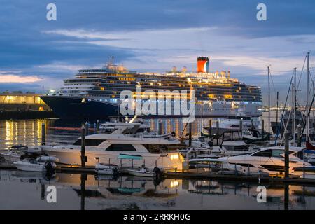 Seattle - 7 septembre 2023 ; aube arrivée du navire de croisière Carnival Luminosa au quai 91 Seattle Banque D'Images