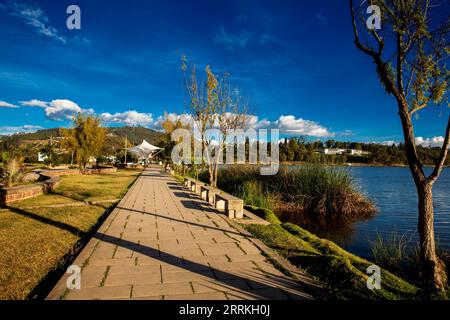 Sentier du lac artificiel de Sochagota construit en 1956 pour fournir un potentiel touristique à la municipalité de Paipa, dans le département de Boyacá, au nord-est Banque D'Images