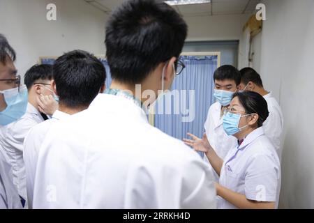 220909 -- BEIJING, le 9 septembre 2022 -- Zhang Lin R, front instruit des stagiaires dans un hôpital de médecine traditionnelle chinoise à Beijing, capitale de la Chine, le 7 septembre 2022. Zhang a enseigné Tuina , massage thérapeutique chinois, aux étudiants malvoyants depuis qu'elle a obtenu son diplôme de l'Université de médecine chinoise de Pékin en 1995. La plupart de ses étudiants ont commencé leur carrière dans des professions relatives. CHINE-PÉKIN-ÉDUCATION SPÉCIALE CN JuxHuanzong PUBLICATIONxNOTxINxCHN Banque D'Images