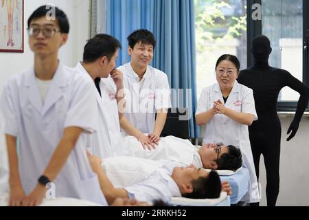 220909 -- BEIJING, 9 septembre 2022 -- Zhang Lin 1st R enseigne aux étudiants malvoyants les techniques de massage à l'Université de Beijing Union à Beijing, capitale de la Chine, le 8 septembre 2022. Zhang a enseigné Tuina , massage thérapeutique chinois, aux étudiants malvoyants depuis qu'elle a obtenu son diplôme de l'Université de médecine chinoise de Pékin en 1995. La plupart de ses étudiants ont commencé leur carrière dans des professions relatives. CHINE-PÉKIN-ÉDUCATION SPÉCIALE CN JuxHuanzong PUBLICATIONxNOTxINxCHN Banque D'Images