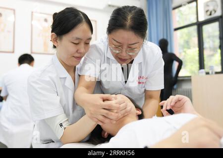 220909 -- BEIJING, 9 septembre 2022 -- Zhang Lin R enseigne les techniques de massage à un étudiant malvoyant à l'Université de Beijing Union à Beijing, capitale de la Chine, le 8 septembre 2022. Zhang a enseigné Tuina , massage thérapeutique chinois, aux étudiants malvoyants depuis qu'elle a obtenu son diplôme de l'Université de médecine chinoise de Pékin en 1995. La plupart de ses étudiants ont commencé leur carrière dans des professions relatives. CHINE-PÉKIN-ÉDUCATION SPÉCIALE CN JuxHuanzong PUBLICATIONxNOTxINxCHN Banque D'Images