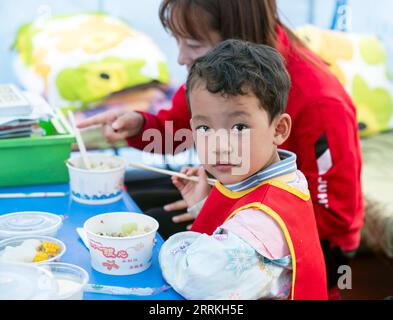220909 -- ya AN, 9 septembre 2022 -- Un enfant mange un déjeuner dans un abri anti-tremblement de terre dans le comté de Shimian de la ville de ya an, dans le sud-ouest de la Chine, province du Sichuan, le 9 septembre 2022. CHINE-SICHUAN-YA AN-TREMBLEMENT DE TERRE-RELIEF CN CAIXYANG PUBLICATIONXNOTXINXCHN Banque D'Images