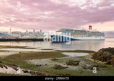 Seattle - 7 septembre 2023 ; Carnival Luminosa amarré à l'embarcadère 91 en face de Seattle Skyline Banque D'Images