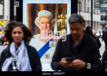 220909 -- LONDRES, le 9 septembre 2022 -- des gens passent devant un écran commémorant la reine Elizabeth II de Grande-Bretagne à Londres, en Grande-Bretagne, le 9 septembre 2022. La reine Elizabeth II, le monarque britannique le plus ancien de l histoire, est décédée à l âge de 96 ans, a annoncé jeudi le palais de Buckingham. Photo de /Xinhua BRITAIN-LONDON-QUEEN ELIZABETH II-DEATH-DEUIL StephenxChung PUBLICATIONxNOTxINxCHN Banque D'Images