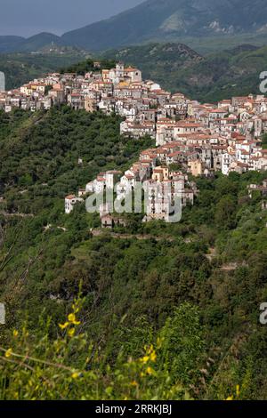 Belle vue sur la ville blanche, village de montagne méditerranéen au milieu de la nature, Rivello, Campanie, Salerno, Italie Banque D'Images