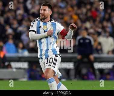 Buenos Aires, Argentine. 7 septembre 2023. L'attaquant argentin Lionel Messi regarde le ballon après avoir tiré un coup franc et marqué un but contre l'Équateur lors du match de qualification sud-américain pour la coupe du monde de la FIFA 2026 au stade Monumental de Buenos Aires le 7 septembre 2023. Crédit : Alejandro Pagni/Alamy Live News Banque D'Images