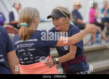 220912 -- RICHMOND, le 12 septembre 2022 -- les participants âgés célèbrent la fête lors de la course de 8k Forever Young à Richmond, Colombie-Britannique, Canada, le 11 septembre 2022. Des centaines de coureurs seniors, de joggeurs et de marcheurs ont assisté à la course annuelle du 8k Forever Young dimanche. L’événement est revenu pour sa 8e année, uniquement pour les personnes âgées de 55 ans et plus, visant à promouvoir une vie active et saine pour les aînés. Photo de /Xinhua CANADA-RICHMOND-ELDERS-RUNNING LiangxSen PUBLICATIONxNOTxINxCHN Banque D'Images