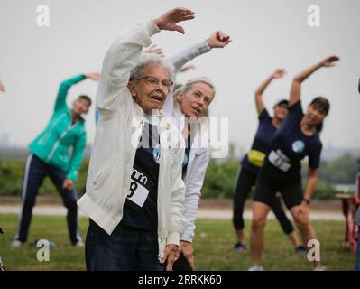 220912 -- RICHMOND, le 12 septembre 2022 -- les participants s'échauffent lors de la course de 8k Forever Young à Richmond, Colombie-Britannique, Canada, le 11 septembre 2022. Des centaines de coureurs seniors, de joggeurs et de marcheurs ont assisté à la course annuelle du 8k Forever Young dimanche. L’événement est revenu pour sa 8e année, uniquement pour les personnes âgées de 55 ans et plus, visant à promouvoir une vie active et saine pour les aînés. Photo de /Xinhua CANADA-RICHMOND-ELDERS-RUNNING LiangxSen PUBLICATIONxNOTxINxCHN Banque D'Images